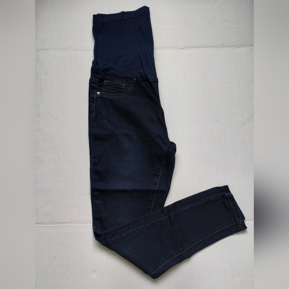 Preowned like new Maternity jeans size medium